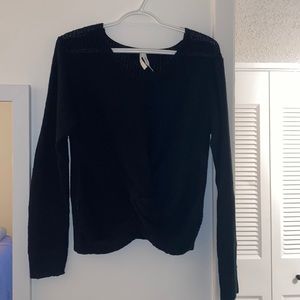 Black V-Neck Sweater w Twist - M